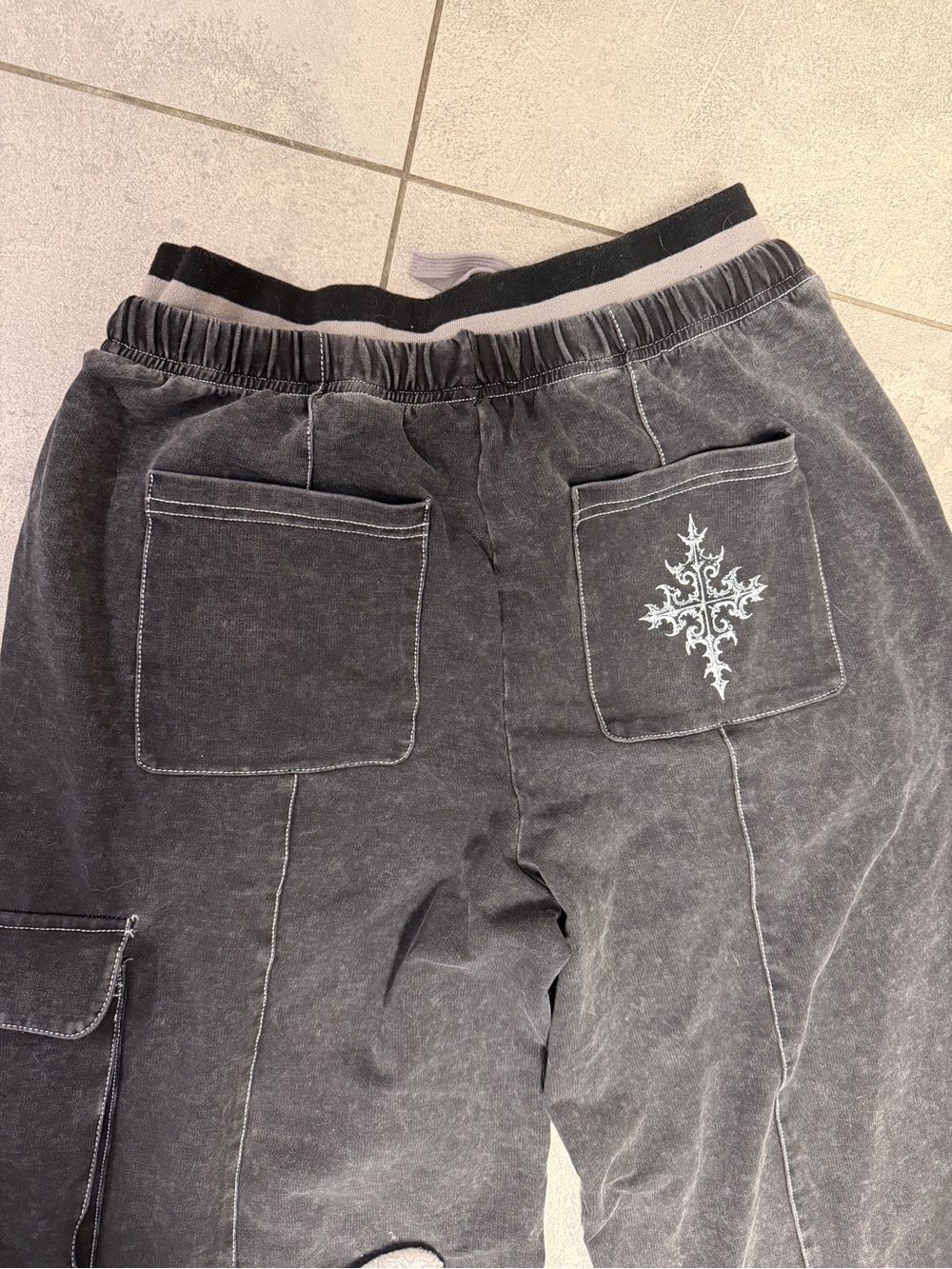 Hot Topic Grey Gothic Cross Cargo Wide Leg Sweatpants Baggy Double Waistband S - Picture 10 of 10
